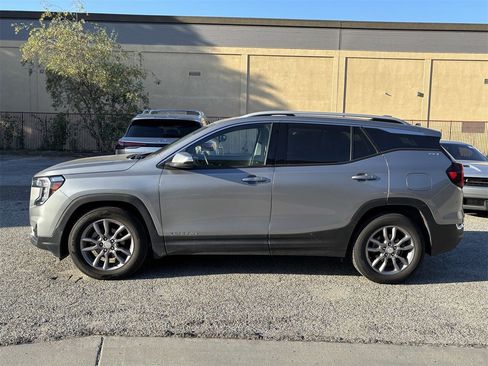 Used 2024 GMC Terrain SLT image 3