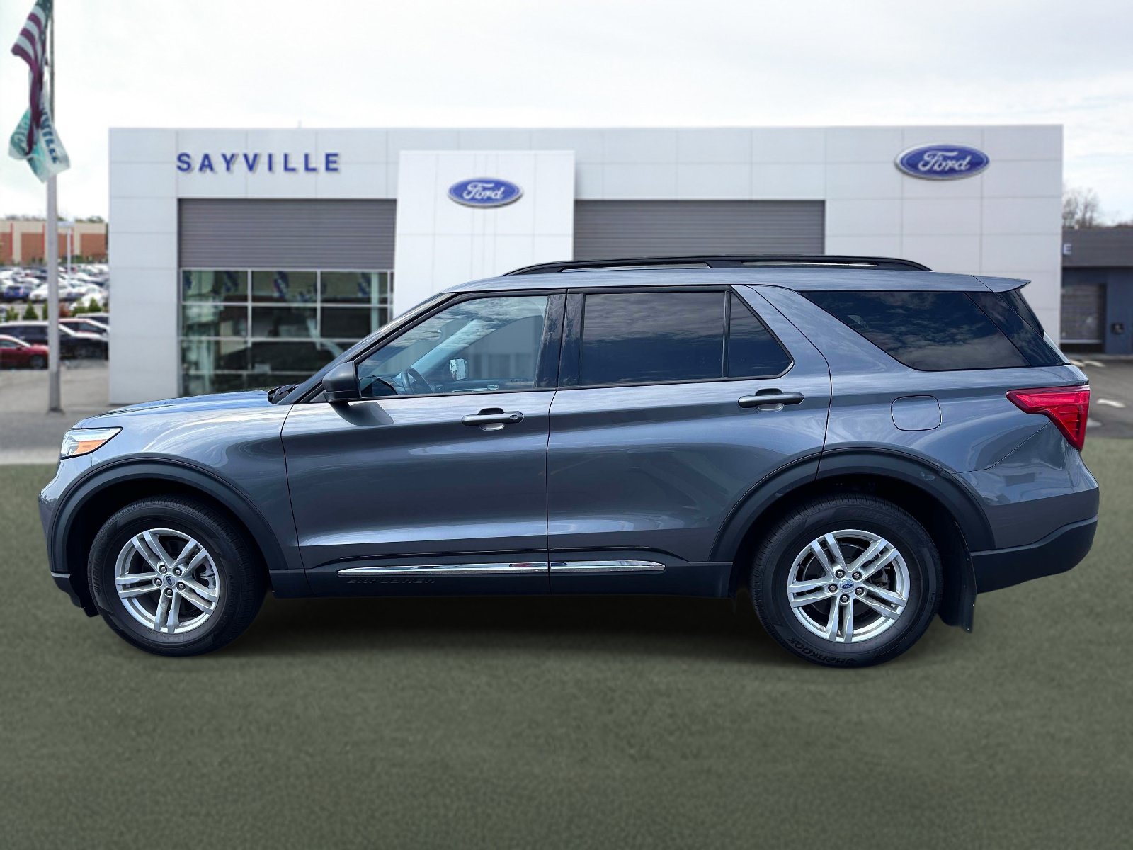 Used 2022 Ford Explorer XLT w/ Equipment Group 202A AWD/4WD image 2