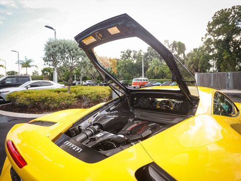 Used 2019 Ferrari 488 Pista Coupe RWD image 18