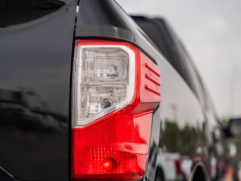 Used 2018 Nissan Titan SV w/ SV Convenience Package image 16