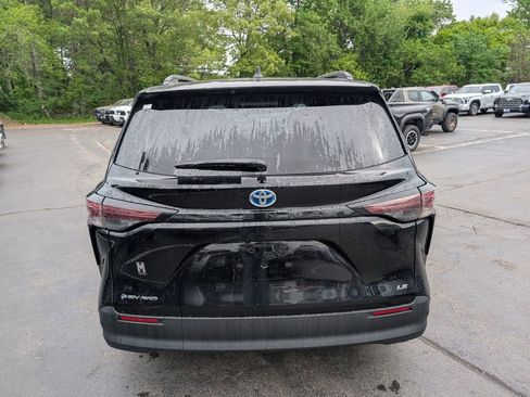 Used 2025 Toyota Sienna LE AWD/4WD image 6