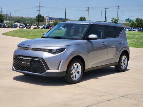 Certified 2025 Kia Soul LX w/ LX Technology Package FWD image 3