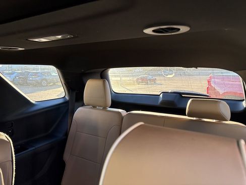 Used 2023 Chevrolet Traverse Premier image 9