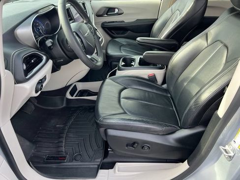Used 2022 Chrysler Pacifica Touring-L FWD image 23