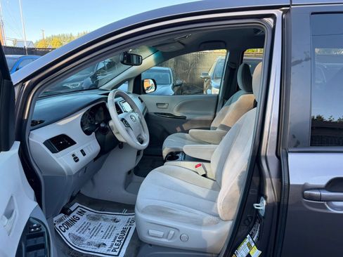 Used 2013 Toyota Sienna LE w/ Towing Pkg AWD/4WD image 9