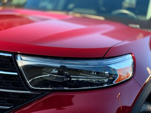 Used 2021 Ford Explorer XLT image 10