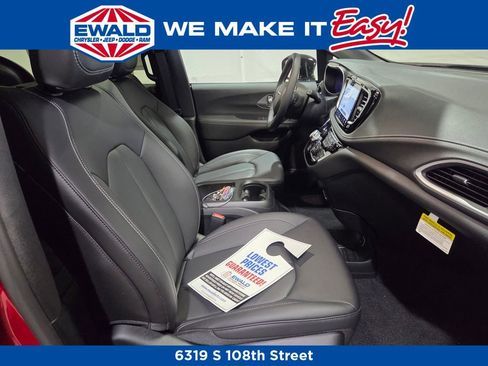 New 2026 Chrysler Pacifica Select image 9