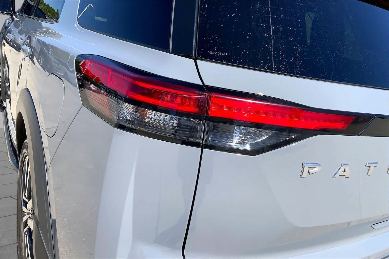 Used 2022 Nissan Pathfinder Platinum w/ Lighting Package (N93) FWD image 28