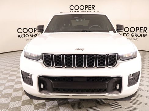 Used 2023 Jeep Grand Cherokee Overland w/ Luxury Tech Group IV AWD/4WD image 10