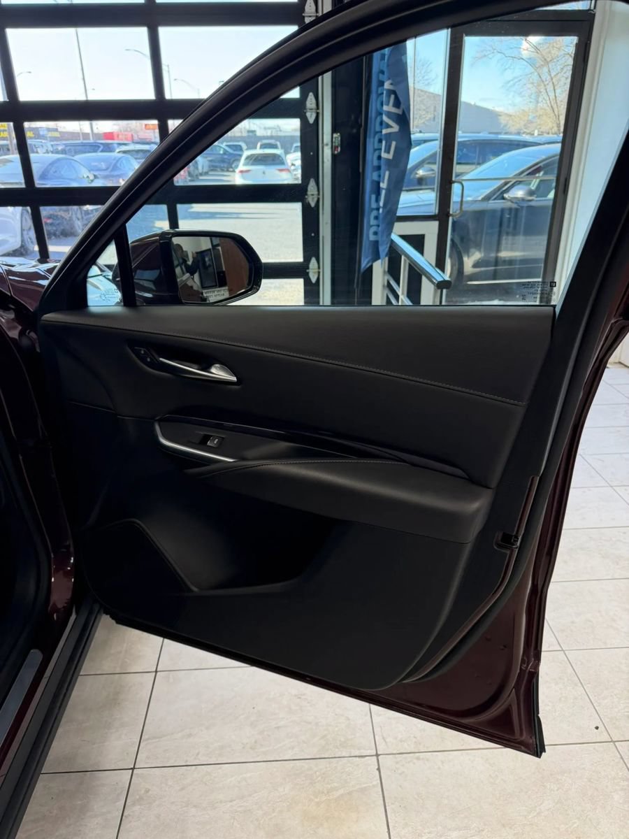 Used 2023 Cadillac XT4 Luxury w/ Cold Weather Package FWD image 22