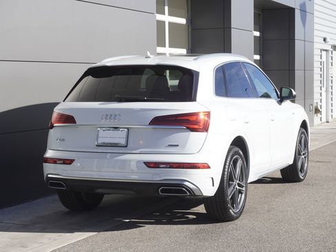 Used 2023 Audi Q5 e Premium w/ Convenience Package image 2