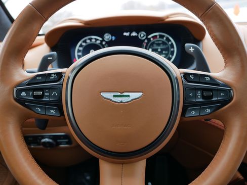 Used 2022 Aston Martin DBX image 25