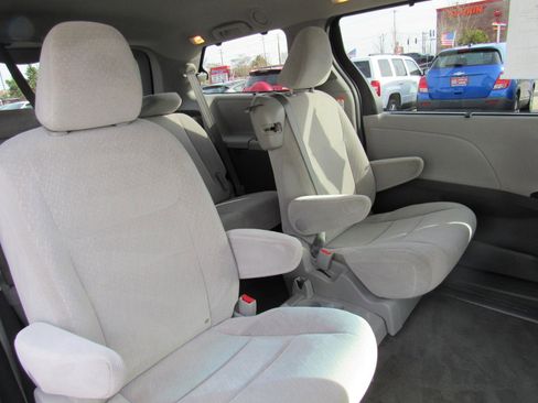 Used 2017 Toyota Sienna LE w/ Outdoor Package image 32