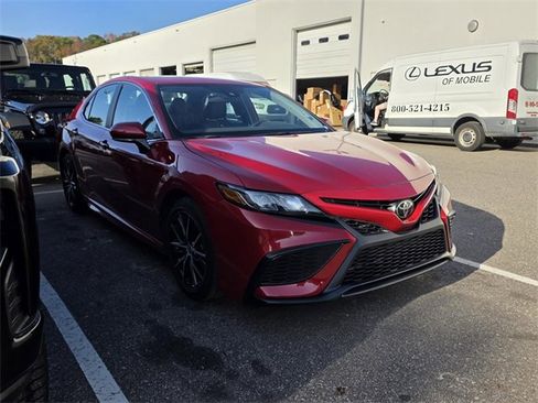 Used 2023 Toyota Camry SE image 1