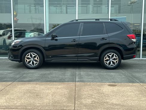 Used 2022 Subaru Forester Premium AWD/4WD image 6