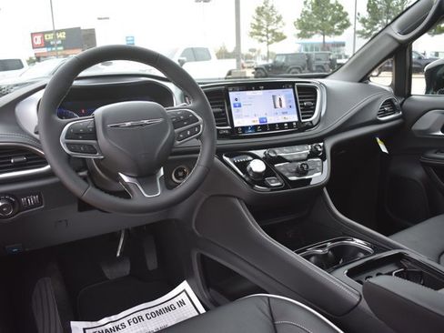 New 2026 Chrysler Pacifica Limited image 21