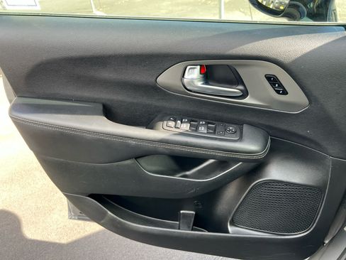 Used 2025 Chrysler Pacifica Select FWD image 15