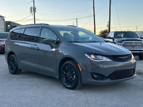 Used 2020 Chrysler Pacifica Touring-L w/ Advanced Safetytec Group image 9