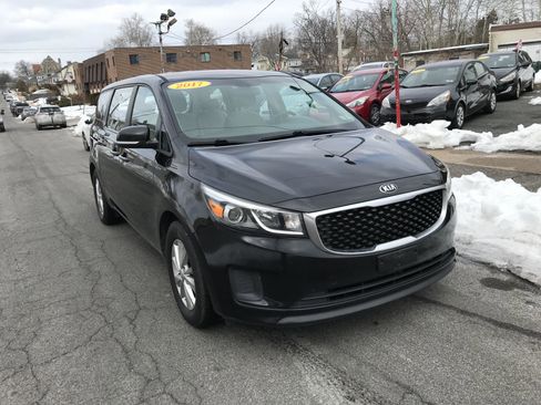 Used 2017 Kia Sedona L image 3