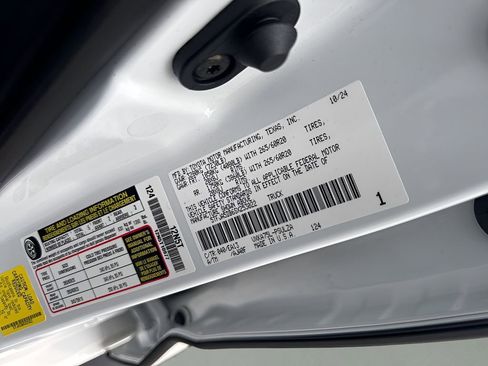 Used 2025 Toyota Tundra Limited AWD/4WD image 37