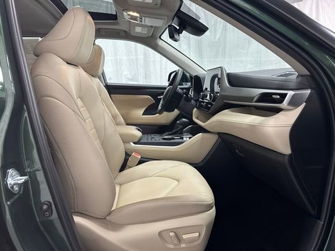 Used 2025 Toyota Highlander XLE image 67