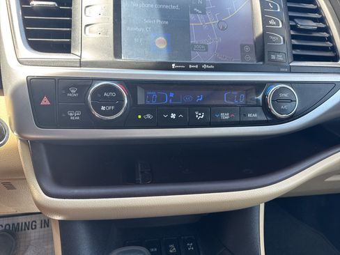 Used 2016 Toyota Highlander XLE AWD/4WD image 25