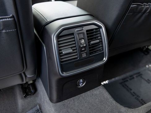 Certified 2025 Porsche Macan image 38