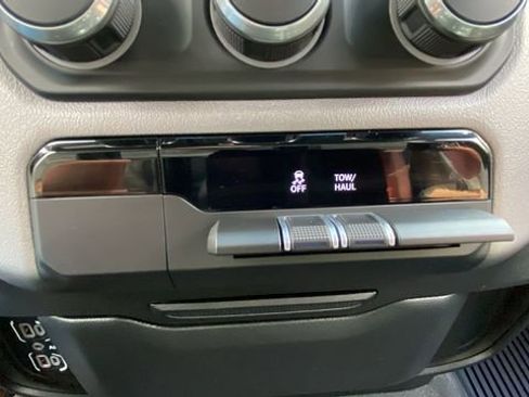 Used 2022 RAM 1500 Big Horn AWD/4WD image 25