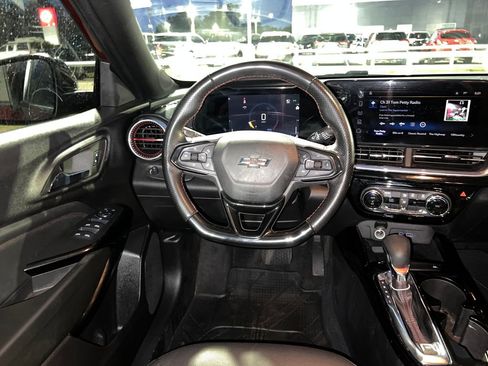 Used 2024 Chevrolet Trax RS w/ Sunroof Package image 18