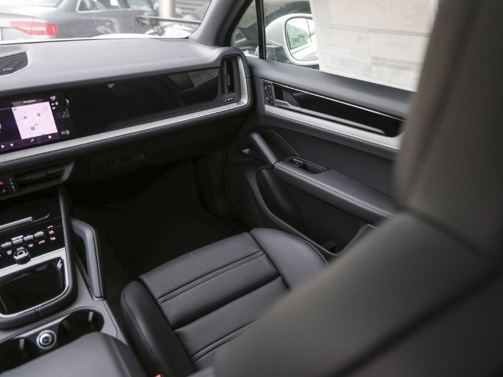 Certified 2026 Porsche Cayenne AWD/4WD image 35