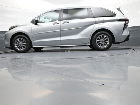 Certified 2024 Toyota Sienna XLE AWD/4WD image 35