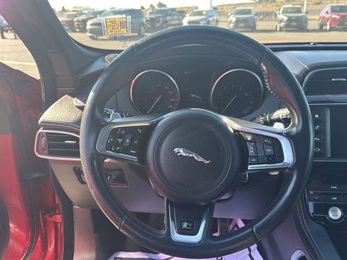 Used 2018 Jaguar F-PACE R-Sport image 15