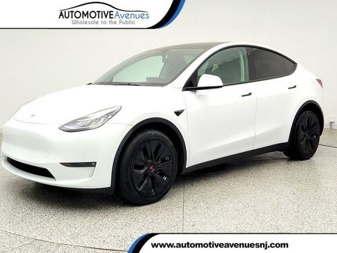 Used 2023 Tesla Model Y Long Range AWD/4WD image 1