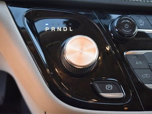 Used 2022 Chrysler Pacifica Touring-L image 29