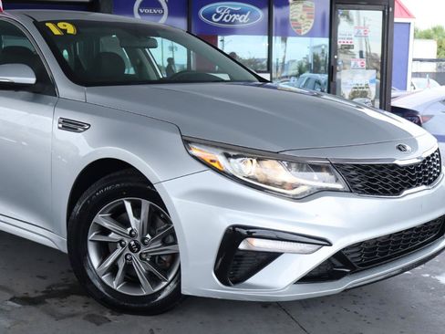 Used 2019 Kia Optima LX FWD image 2