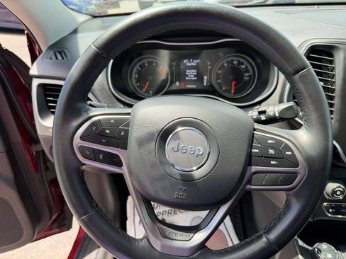 Used 2019 Jeep Cherokee Latitude Plus w/ Comfort/Convenience Group AWD/4WD image 19