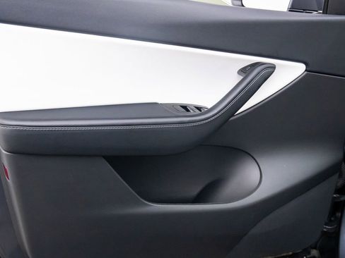 Used 2020 Tesla Model Y Long Range image 12