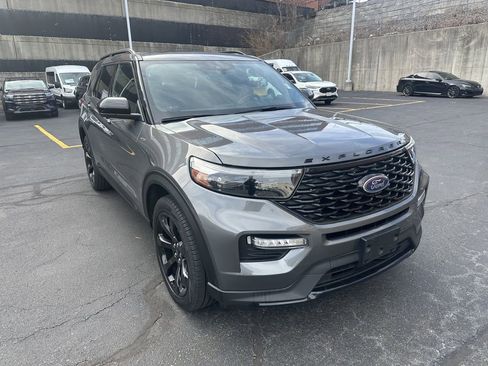 Used 2023 Ford Explorer XLT w/ Equipment Group 202A AWD/4WD image 3