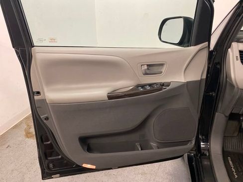 Used 2020 Toyota Sienna XLE w/ XLE Navigation Package AWD/4WD image 19