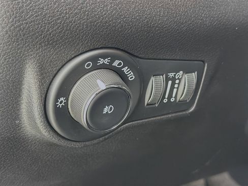 Used 2024 Jeep Compass Latitude image 12