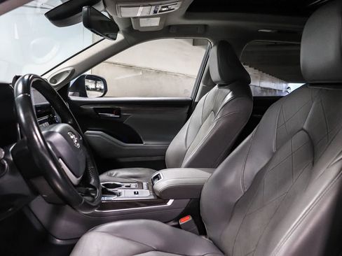 Used 2022 Toyota Highlander Platinum FWD image 19