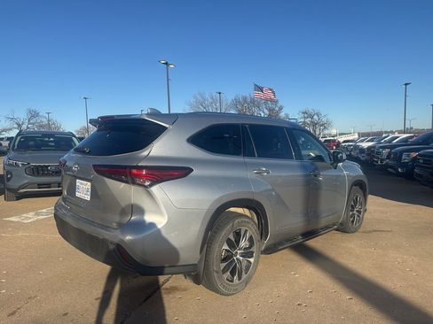 Used 2021 Toyota Highlander XLE image 3