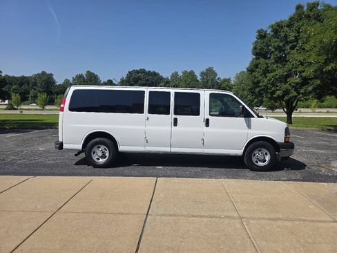 Used 2017 Chevrolet Express 3500 LT w/ LT Preferred Equipment Group RWD image 3