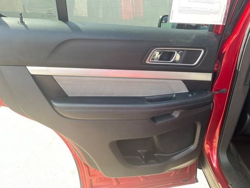 Used 2017 Ford Explorer XLT w/ Equipment Group 202A FWD image 30