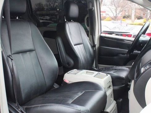 Used 2015 Chrysler Town & Country Touring image 38