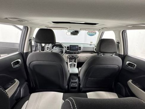 Used 2025 Hyundai Venue SEL FWD image 17
