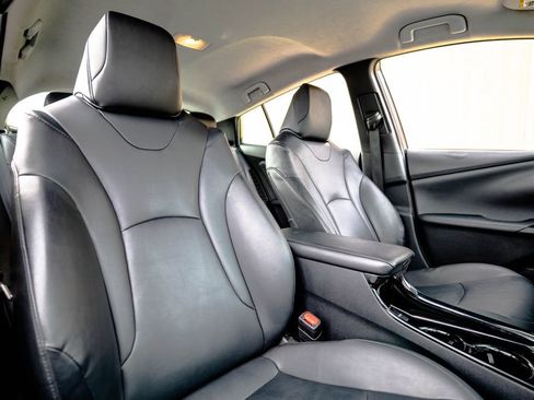 Used 2018 Toyota Prius Prime Premium FWD image 16