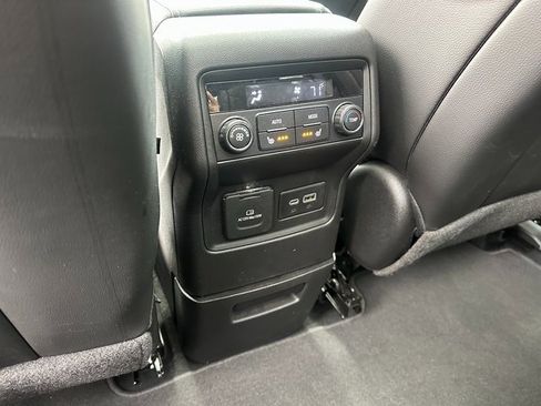 Used 2022 GMC Acadia SLT w/ Technology Package image 21