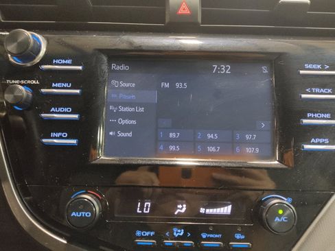 Used 2018 Toyota Camry SE w/ Moonroof Package image 25