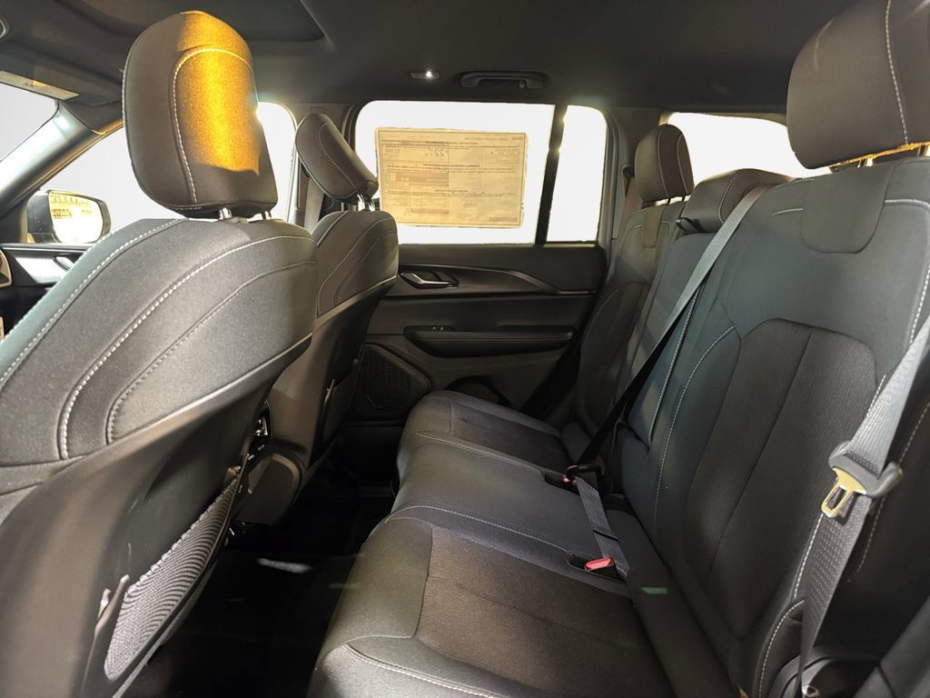 New 2025 Jeep Grand Cherokee Laredo X AWD/4WD image 24
